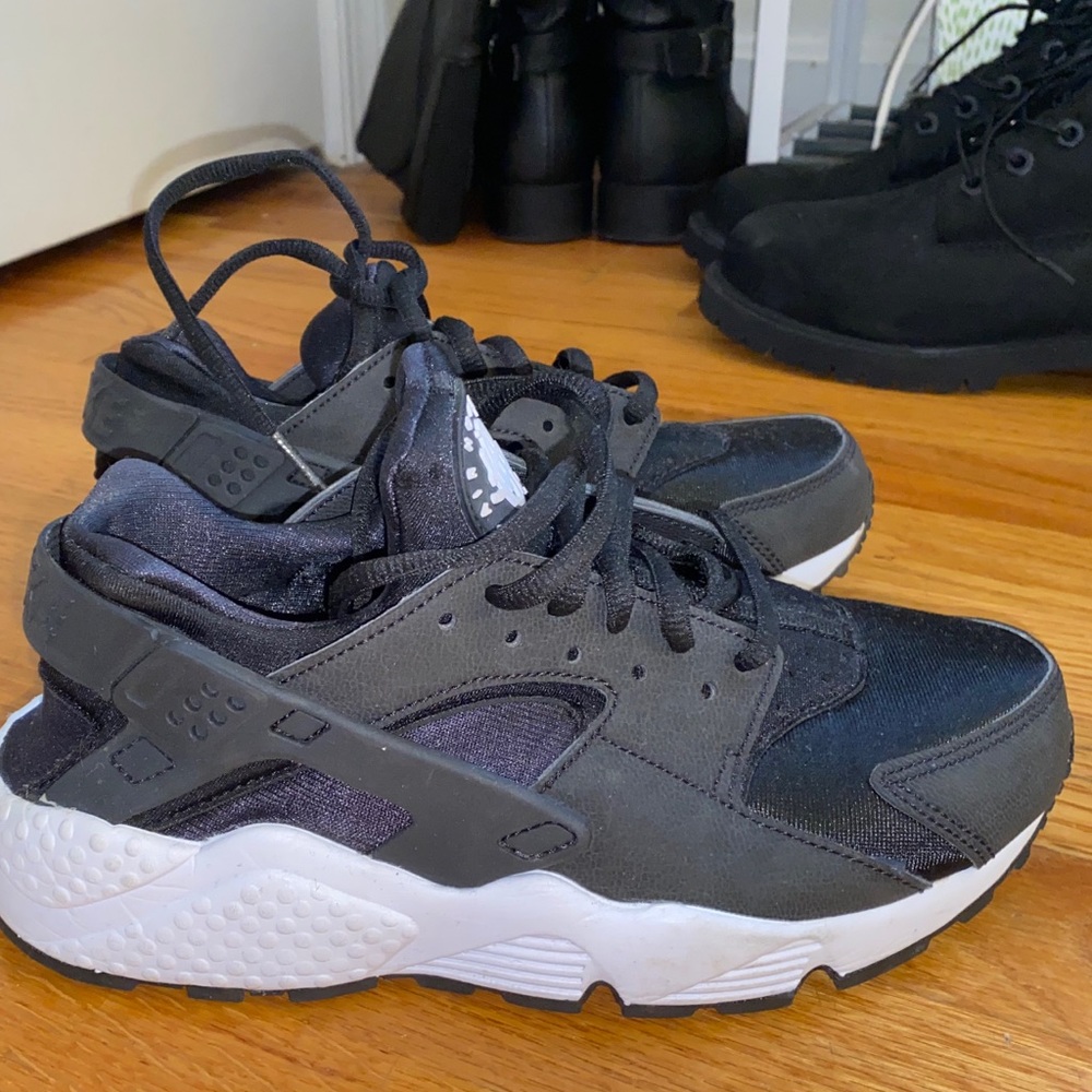 Youth Black Nike Huaraches